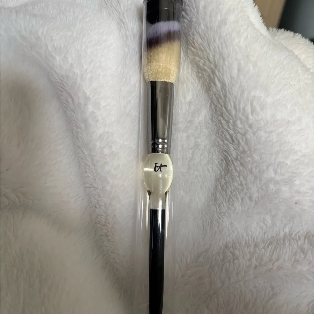 IT COSMETICS HEAVENLY LUXE FRENCH BOUTIQUE #4 ULTRA SOFT BLUSH BRUSH SEALED!!! - Picture 2 of 3